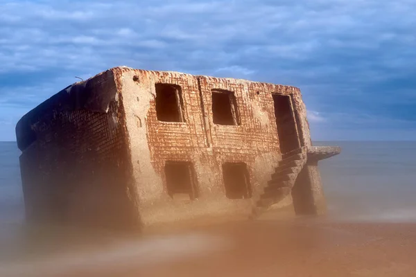 Bunkerruinen in der Nähe des Ostseestrandes, Teil der alten Festung im ehemaligen sowjetischen Gewerkschaftsstützpunkt "Karosta" in Liepaja, Lettland. Nebel in der Festung Karosta. — Stockfoto