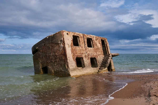 Bunkerruinen in der Nähe des Ostseestrandes, Teil der alten Festung im ehemaligen sowjetischen Gewerkschaftsstützpunkt "Karosta" in Liepaja, Lettland. Fotografiert im Sommer. — Stockfoto