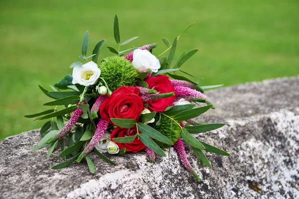 Ramo de flores multicolores para bodas . — Foto de Stock