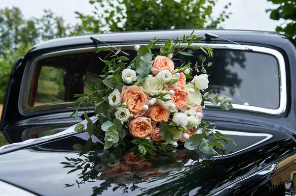 Flores frescas en el coche. Hermoso ramo de flores . — Foto de Stock