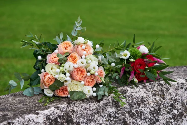 Ramo de flores multicolores para bodas . — Foto de Stock