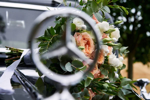 Flores frescas en el coche. Hermoso ramo de flores . — Foto de Stock