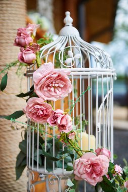 Gül ve şamdan ile düğün dekor.