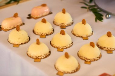 Lezzetli tatlılar ile düğün tatlı tablo.