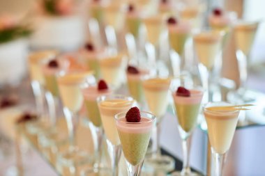 Lezzetli tatlılar ile düğün tatlı tablo.