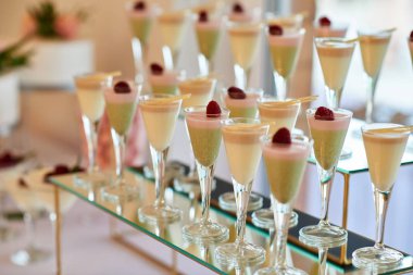 Lezzetli tatlılar ile düğün tatlı tablo.