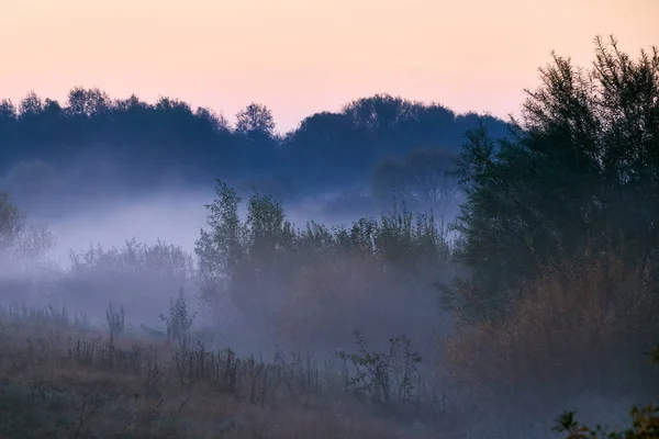 Brouillard automnal paysage lever de soleil . — Photo