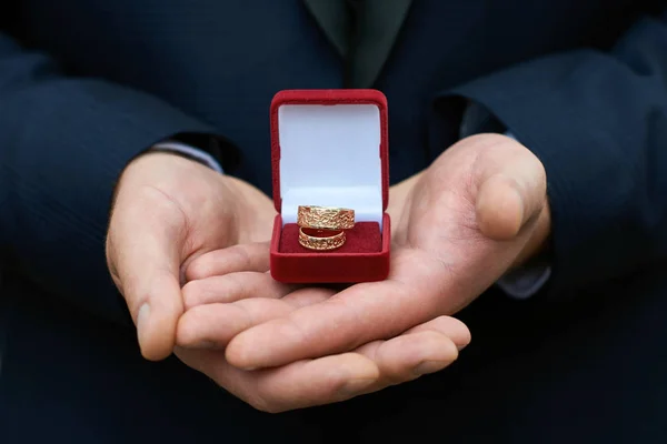 Damat elinde alyans tutar.