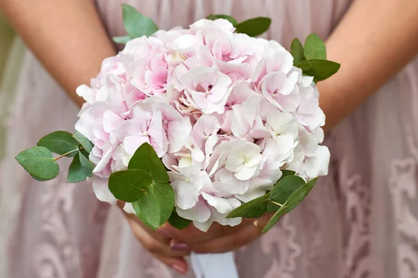 Çiçekli gelin, yakın plan..