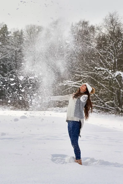 Щаслива красива брюнетка, яка гуляє в зимовому парку. . — стокове фото