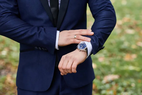 Damadın elinde bir saat..