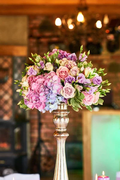 Velká květinová váza na slavnostním stole. — Stock fotografie