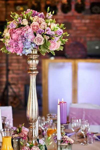 Şenlik masasında büyük bir vazo..