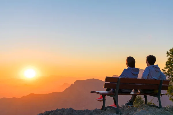 Scène romantique de couple regardant le lever du soleil . — Photo