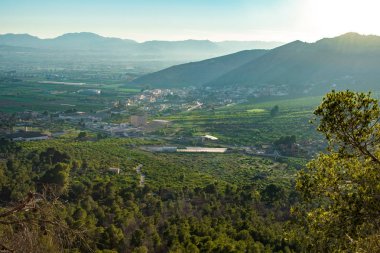 Dağ altında şehrin havadan görünümü. Orihuela, İspanya.