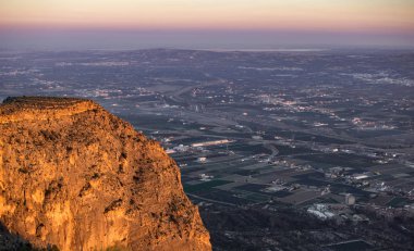 Dağ altında şehrin havadan görünümü. Orihuela, İspanya.