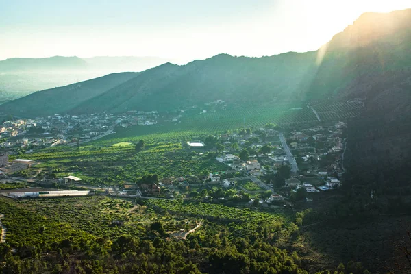 Luchtfoto van de stad onder de berg. Orihuela, Spanje. — Stockfoto