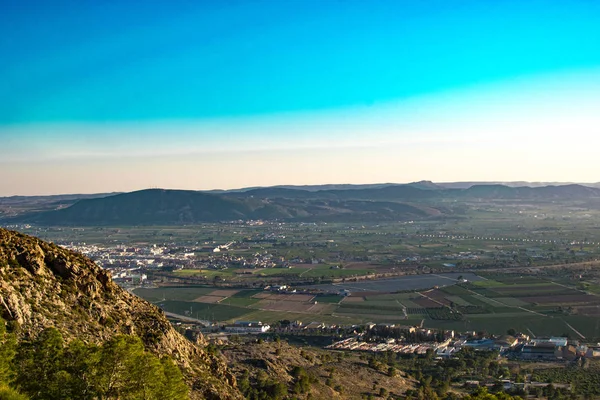 Luchtfoto van de stad onder de berg. Orihuela, Spanje. — Stockfoto