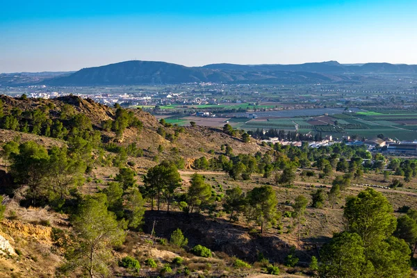 Luchtfoto van de stad onder de berg. Orihuela, Spanje. — Stockfoto