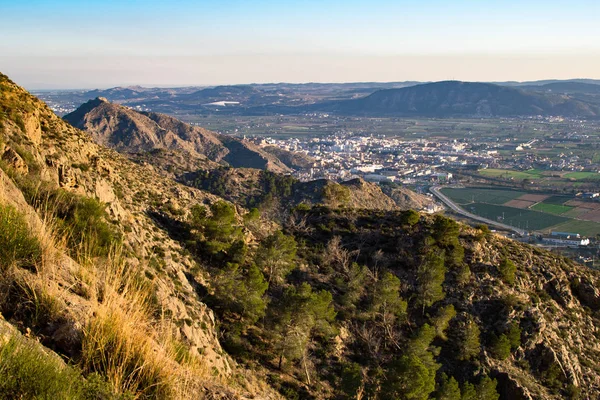 Luchtfoto van de stad onder de berg. Orihuela, Spanje. — Stockfoto