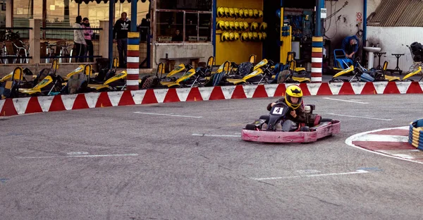 Niños kart racing o karting de automovilismo road racing — Foto de Stock