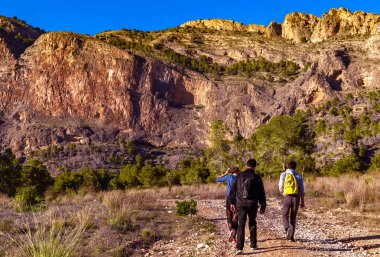 Dağları manzaraları ile hiking insan grupları