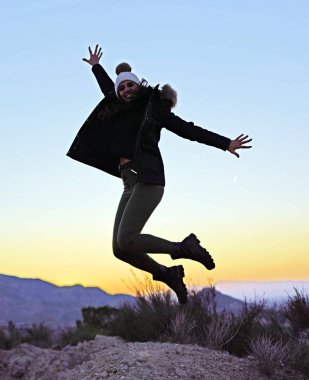 Gün batımında atlayan kız silueti