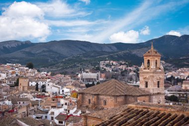 Pastoral gökyüzü ve dağ karşı eski cityscape havadan görünümü.