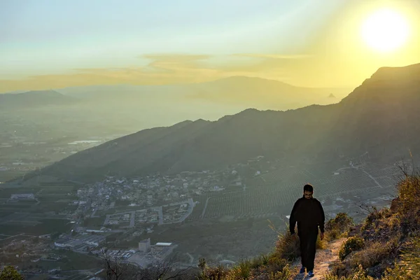 Homme Trekking Sommet Montagne Contre Lumière Soleil — Photo