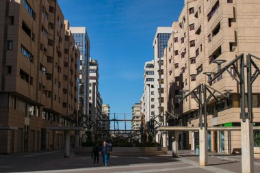 Murcia, İspanya - 28 Ocak 2019: Simetrik görünümünü Murcia şehir dairelerde kentleşme.