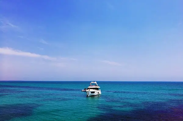 Segelboot an einem sonnigen Tag im türkisfarbenen Wasser eines spanischen Strandes gestoppt — Stockfoto