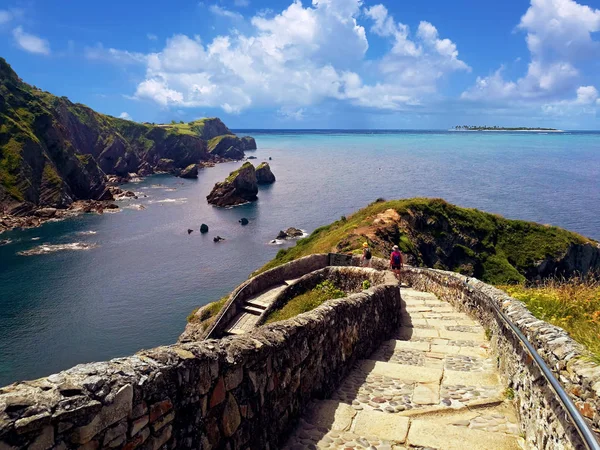 Grupo Turistas Que Descienden Por Hermoso Sendero Gaztelugatxe País Vasco — Foto de Stock