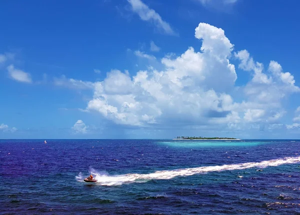 Un homme conduit une moto d'eau sur la mer bleue. concept de sport, loisirs nautiques — Photo