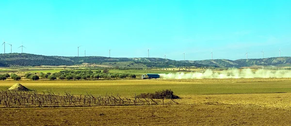 İspanyol kamyon sürüş toprak yollar aracılığıyla ve toz bulutu oluşturma. — Stok fotoğraf