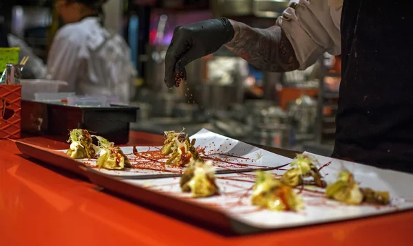 Manos Cocinando Plato Gourmet Albóndigas Cerdo Oreja Pekín Servidas Con — Foto de Stock