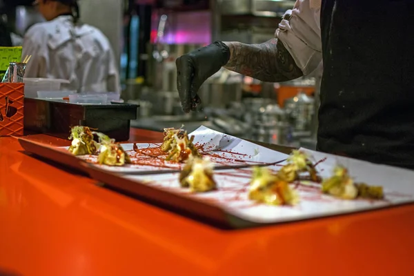 Manos cocinando plato gourmet. Albóndigas de cerdo de orejas de Pekín servidas con salsa de hoisin y marlin a la parrilla de cítricos . — Foto de Stock