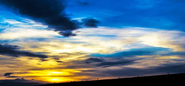 Magnifique coucher de soleil avec nuages — Photo