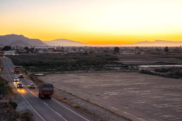 Vue des véhicules conduisant sur la route contre le coucher du soleil . — Photo