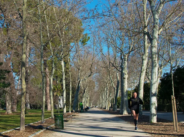 Madrid, Španělsko-Únor 13-2019: běžní běhají v madridském městském parku Madrid El Ijoro. Trénink na běžce na osvěží, živý životní styl v parku Buen iroj — Stock fotografie