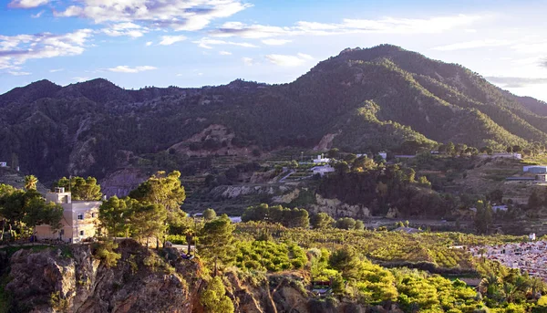 Pueblo bajo la montaña contra el cielo despejado al atardecer —  Fotos de Stock