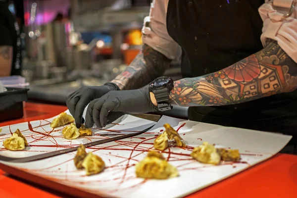 Manos cocinando plato gourmet. Albóndigas de cerdo de oreja servida con salsa de hoisin y marlin a la parrilla de cítricos en el restaurante StreetXO . — Foto de Stock
