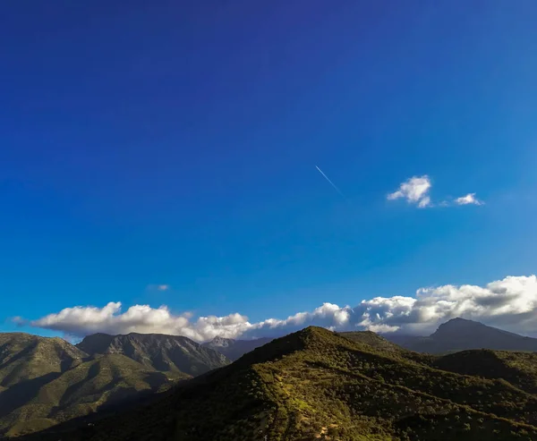 Cordillera contra nubes. Paisaje idílico —  Fotos de Stock