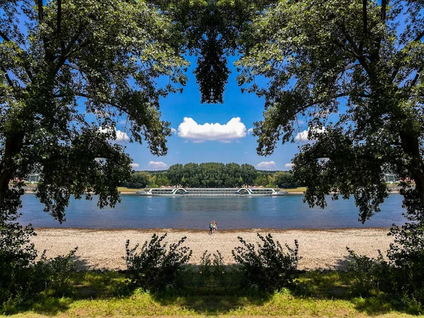 Vue du Rhin depuis le parc Rheinaue à Bonn, Allemagne . — Photo