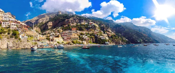 Vue depuis un voilier du bord de mer de Positano en Italie — Photo