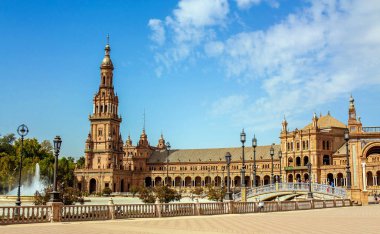 İspanya, Seville. İspanya Meydanı bir İspanya Rönesans Revival tarzda Simgesel Yapı örneğidir.