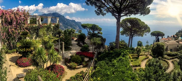 Jardin ensoleillé au-dessus de la mer à Ravello, Côte amalfitaine, Italie — Photo