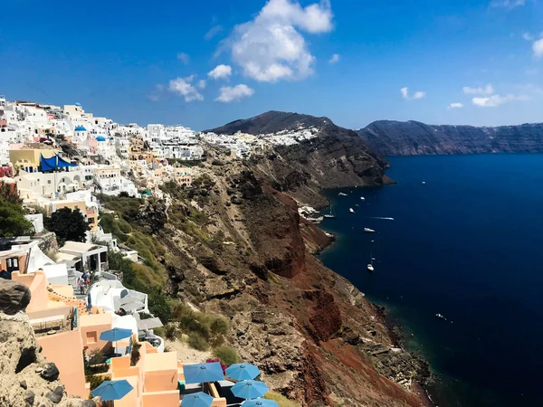 Soleado panorama matutino de la isla de Santorini. Colorida vista de primavera del famoso complejo griego Fira, Grecia, Europa . — Foto de Stock