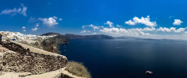 Soleado panorama matutino de la isla de Santorini. Colorida vista de primavera del famoso complejo griego Fira, Grecia, Europa . — Foto de Stock