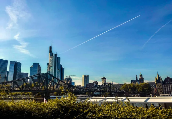 Vista del puente Eiserner Steg cruzando el río Main contra el paisaje urbano de Frankfurt . — Foto de Stock