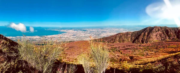 Vistas del paisaje desde la ruta al Monte Vesubio en Nápoles, Italia . —  Fotos de Stock